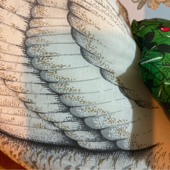 VTG 80s Soft Elegant Swan Holiday Decor with Green Wreath weighted bottom - Picture 4 of 14